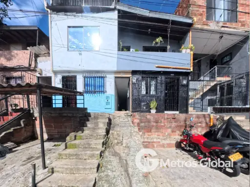 CASA INTERNA EN VENTA MANRIQUE CENTRAL MEDELLIN